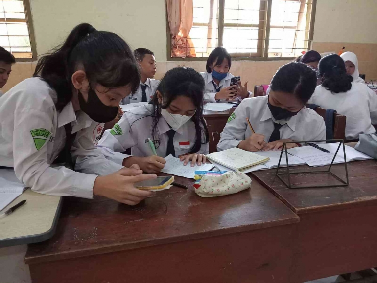 Mengamati unsur unsur bangun ruang dan membuat laporan, dokumentasi pribadi
