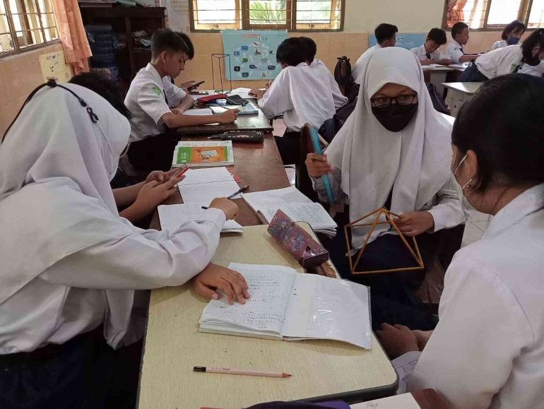 Berdiskusi dalam kelompok, dokumentasi pribadi