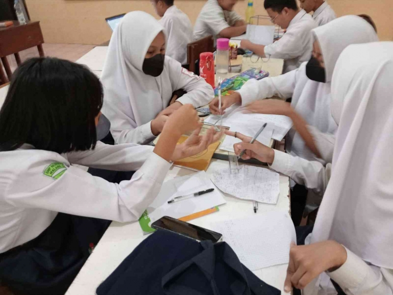 Mengamati unsur- unsur bangun ruang, dokumentasi pribadi