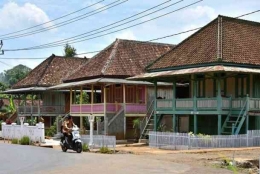 Rumah panggung Melinting di Lampung nan kokoh di pinggir jalan  Prov Lampung, makin berkurang (dok foto: pariwisatalampung.com)