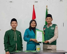  Presiden mahasiswa STISNU Cianjur menandatangani nota kesepahaman yang siap bekerja sama dengan Pimpinan Cabang Lazisnu Kabupaten Cianjur pada Selasa - Dok. pribadi