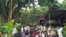 Umat menuju gua Maria untuk berdoa (Foto : Dokpri MomAbel)