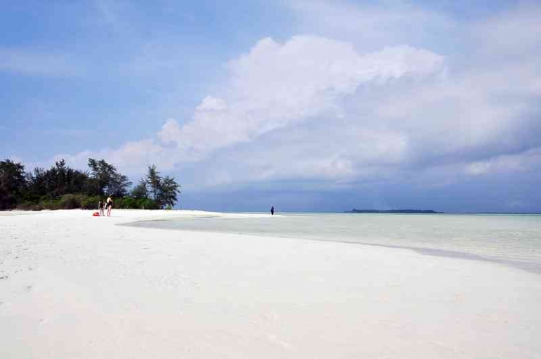 Pantai di Karimunjawa (kredit gambar: Azwari Nugraha/flickr.com)
