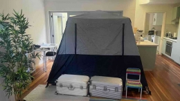 Mahasiswa internasional asal Tiongkok menyiasati meroketnya biaya akomodasi dengan tinggal di tenda yang dibangun di dalam Apartemen yang disewa temannya. Photo: ABC 