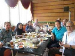 Keterangan foto : makan bersama mantan murid SD/dokumentasi pribadi