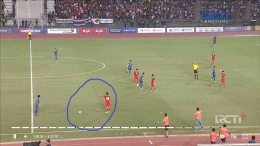 Bola sudah dimajukan 5-10 meter, Haykal mencoba protes. (Foto: tangkapan layar RCTIplus)