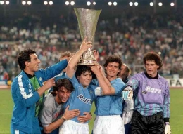 Maradona dan kawan-kawan membawa Napoli juara UEFA Cup 1989/ foto: theguardian.com