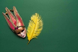 sumber: https://www.freepik.com/free-photo/venetian-mask-big-feather_1600359.htm#query=tari merak indonesia&position