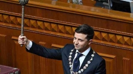 Volodymyr Zelensky memegang Bulava, simbol kekuasaan Ukraina, selama upacara pelantikannya di parlemen di Kiev pada 20 Mei 2019. (Genya SAVILOV / AFP)