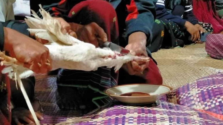 Sumber gambar: https://www.tvonenews.com /berita/nasional/91654-ritual-teing-hang-di-manggarai-rutin-dilakukan-saat-penutupan-tahun