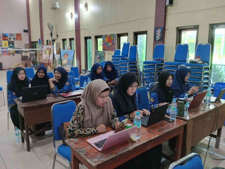 Guru MAN 1 Pasuruan mengikuti kegiatan workshop