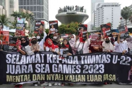 Masyarakat antusias menyaksikan kirab atlet Sea Games 2023. (Sumber foto: Kompas.com)