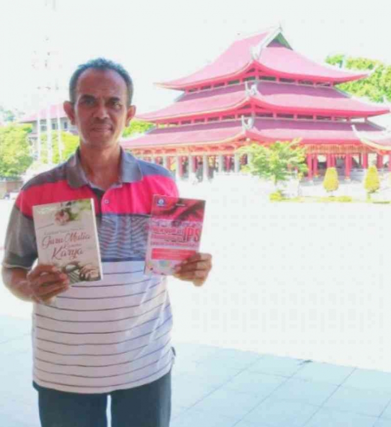 Penulis dengan letar belakang Klenteng Sam Poo Kong Semarang (foto : dokpri)