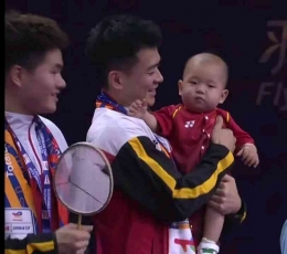 Zheng Si Wei gendong anak pertamanya, Aiden ke podium (Bidik Layar YouTube.com/BWF TV) 
