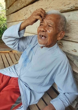 Ini adalah tempat favorit mbah Iyah saat santai atau menerima tamunya (dokpri)