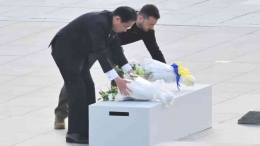 Perdana Menteri Jepang  Fumio Kishida dan Volodymyr Zelenskyy meletakkkan karangan bunga di e Hiroshima Peace Memorial Park's tanggal  21 Mei 2023. Photo: Mizuho Miyazaki