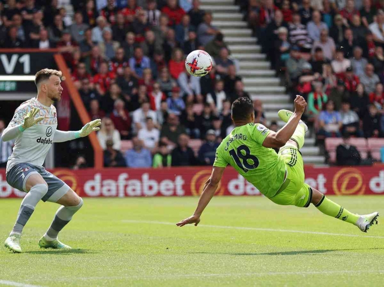 Casemiro cetak gol akrobatik ke gawang Bournemouth (Foto: REUTERS via okezone.com)