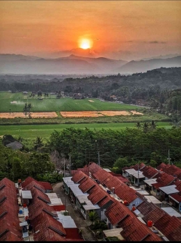 Foto sunset di atas Bukit Pandawa (Sumber Screenshot dari Google Maps. Gambar dipublikasi oleh @rock ct)