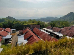 Foto pemandangan dari atas nampak atap rumah berjejeran (Dokpri)