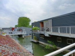 Contoh rumah terapung yang sudah banyak dimiliki penduduk Kota Dordrecht| Dokumentasi pribadi