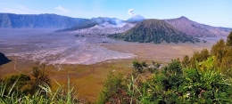 Gunung Bromo, Gunung Batok dan Gunung Semeru dari Seruni Point. Sumber: Dokumentasi Pribadi