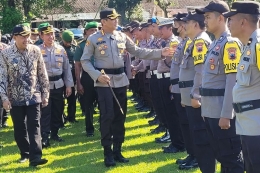 Kapolresta Banyumas Edy Suranta Sitepu mengecek personel saat peluncuran polisi RW di Mapolresta Banyumas, Jawa Tengah, Rabu (17/5/2023).(FADLAN MUKHTAR ZAIN/KOMPAS.com) 