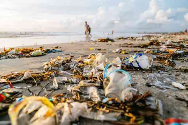 Timbunan sampah plastik di salah satu pantai di Bali. Sumber: shutterstock