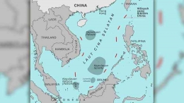 Peta wilayah konflik Laut Cina Selatan atas klaim nine-dashed line (sembilan garis putus). Sumber: CNN Indonesia/Fjrlan