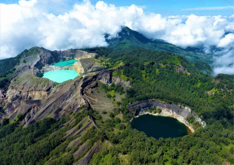 Pemandangan dari atas Danau Kelimutu (Sumber: kelimutu.id)