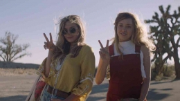 Elizabeth Olsen dan Aubrey Plaza dalam Ingrid Goes West (2017), foto dari Rotten Tomatoes.