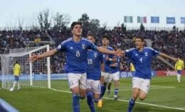 Pemain Italia Cesare Casadei(8) melakukan selebrasi setelah menjebol gawang Brasil , Italia menang 3-2 (foto: bola.net)