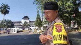Seorang personil 'Polisi RW' berfoto didepan gedung sate, Bandung, Jawa Barat. Foto: CNN Indonesia.com