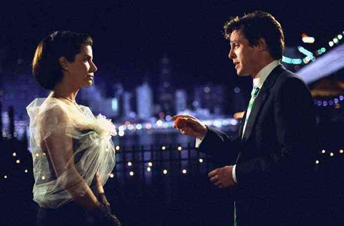 Sandra Bullock dan Hugh Grant dalam Two Weeks Notice (2002), foto dari Rotten Tomatoes