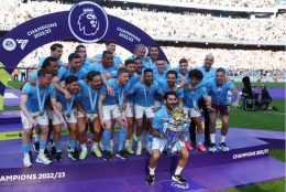 Ilkay Gundogan memimpin pemain Manchester City mengangkat trofi juara Liga Inggris musim 2022/2023. Sumber: Reuters/Lee Smith