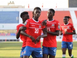 Adama Bojang (no.20) pahlawan kemenangan Gambia/ foto: FIFA.com