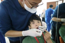Prodi Magister Ilmu Kedokeran Gigi Komunitas FKG Universitas Indonesia menggelar pemeriksaan gigi penyintas down syndrome. (Foto: Dok. IKGMP UI)