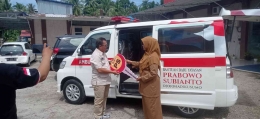 Ketua DPC Partai Gerindra Padang Pariaman Happy Neldy menyerahkan ambulan bantuan Prabowo Subianto ke Direktur RSUD Jasneli. (foto dok pribadi happy n