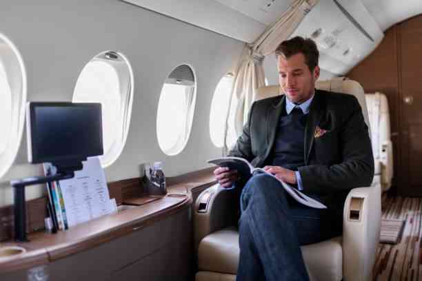 Elegant man sitting inside private jet airplane | Sumber Gambar: Istockphoto