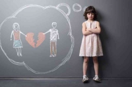 Ilustrasi anak yang sedih saat mengingat kedua orang tuanya bercerai (foto: Lifestyle Okezone)