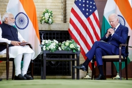 Perdana Menteri India Narendra Modi (kiri) berbicara dengan Presiden Joe Biden. | Sumber: eastasiaforum.org