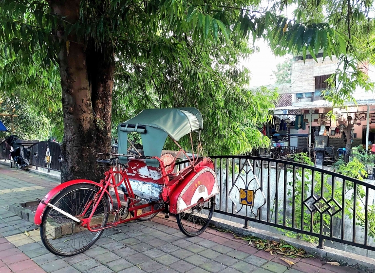 Sebuah becak parkir di bawah pohon di pedestarian Jalan Wentar, Kebalen (Dokpri)