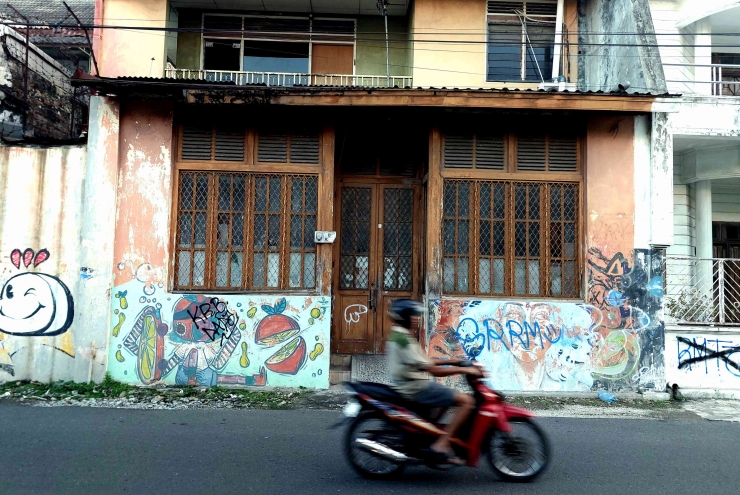 Fasad sebuah rumah tua yang tak terurus di Jalan Saharjo, Kebalen, Surakarta (Dokpri)