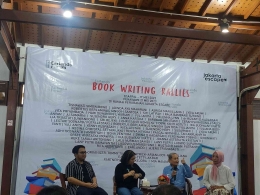 Kirana Kejora dan penulis lain menjadi pembicara (dok asita)