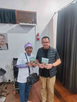 Buku wisataku Banyuwangi saya serahkan ke Bapak Rhenald Kasali (dok asita)