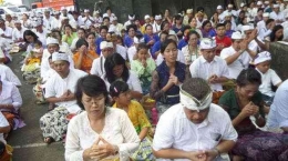 Umat Hindu Yang Tengah Bersembahyang | Sumber Liputan6.com