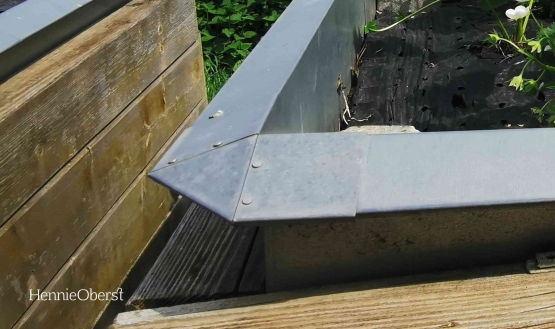 Pagar pelindung berbahan lembaran metal | foto: HennieOberstÂ