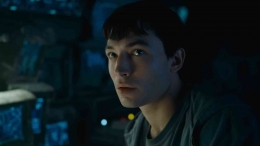 Ezra Miller dalam The Flash (2023), foto dari Rotten Tomatoes.