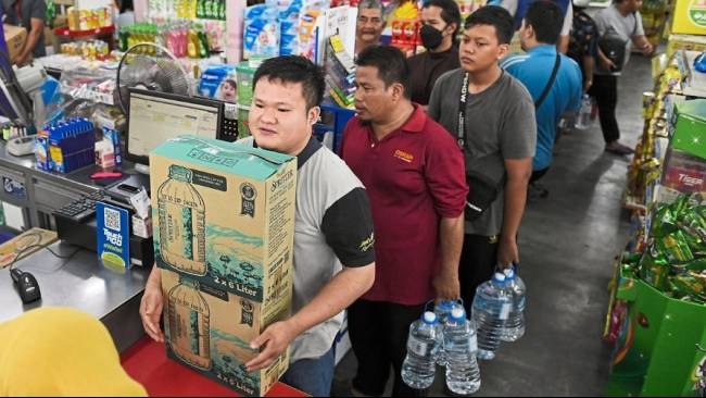 Panic Buying terjadi di Penang, Malaysia, di mana para warga berbondong-bondong membeli air minum kemasan, karena kekeringan yang terjadi di sana.| Sumber: Bernama via kompas.tv