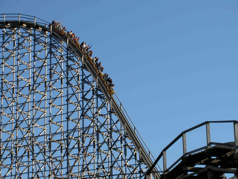 Roller Coaster (Photo by Angie via pexels.com)
