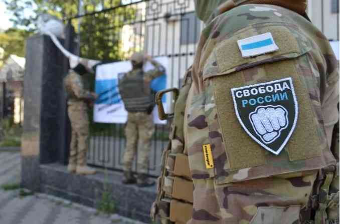 Kelompok  Russian Volunteer Corps (RDK) dan bendera putih-biru-putih. Sumber gambar : screenshoot dari thedrive.com 